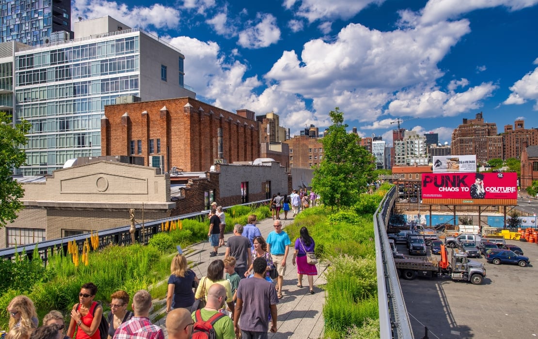 people enjoying high line park